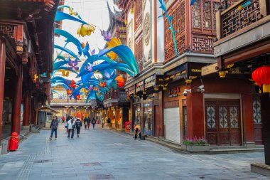 Şangay, Çin. 8 Ocak 2025. Yuyuan İlçesi sokaklarında yeni yıl arifesi süslemeleri olan karakteristik eski binalar.
