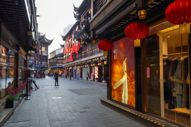 Şangay, Çin. 8 Ocak 2025. Yuyuan İlçesi sokaklarında yeni yıl arifesi süslemeleri olan karakteristik eski binalar.