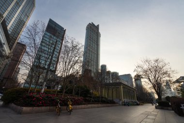 Şangay, Çin. 7 Ocak, sabahın erken saatlerinde şehir merkezindeki halk meydanı manzarası.