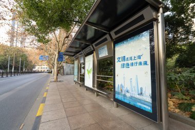 Şangay, Çin. 7 Ocak, şehir merkezinde bir otobüs durağı.