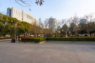 Şangay, Çin. 7 Ocak, sabahın erken saatlerinde şehir merkezindeki halk meydanı manzarası.