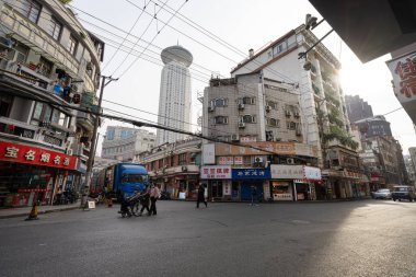 Şangay, Çin. 7 Ocak 2025. Şehir merkezindeki geleneksel eski bir mahallede sokak manzarası.