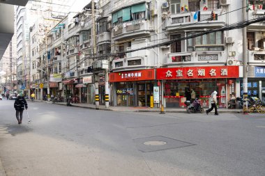 Şangay, Çin. 7 Ocak 2025. Şehir merkezindeki geleneksel eski bir mahallede sokak manzarası.