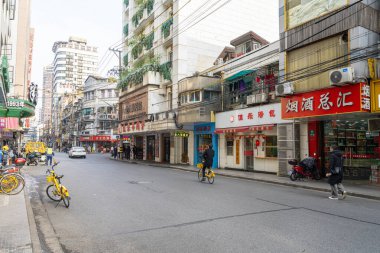 Şangay, Çin. 7 Ocak 2025. Şehir merkezindeki geleneksel eski bir mahallede sokak manzarası.