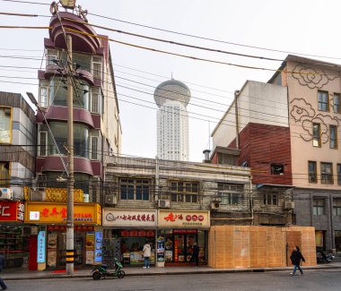 Şangay, Çin. 7 Ocak 2025. Şehir merkezindeki geleneksel eski bir mahallede sokak manzarası.