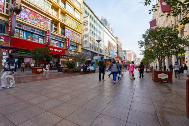 Şangay, Çin. 7 Ocak 2025. Şehir merkezindeki Nanjing Yolu 'nun panoramik manzarası.