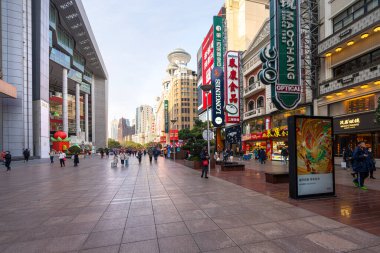 Şangay, Çin. 7 Ocak 2025. Şehir merkezindeki Nanjing Yolu 'nun panoramik manzarası.