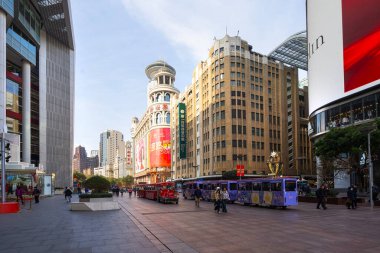 Şangay, Çin. 7 Ocak 2025. Şehir merkezindeki Nanjing Yolu 'nun panoramik manzarası.