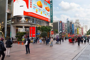 Şangay, Çin. 7 Ocak 2025. Şehir merkezindeki Nanjing Yolu 'nun panoramik manzarası.