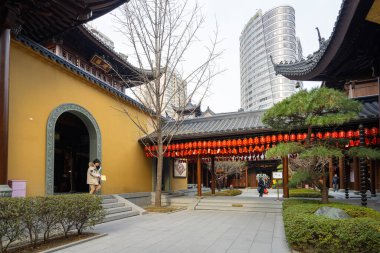 Şangay, Çin. 7 Ocak 2025, Yeşim Buddha Tapınağının iç avlularına bakınız.