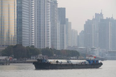 Şangay, Çin. 7 Ocak 2025. Şehir merkezindeki Huangpu Nehri 'nden geçen kargo gemileri.