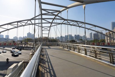 Şangay, Çin. 8 Ocak 2025 'te şehir merkezinde büyük bir kavşağın üzerinden geçen bir yaya geçidi.