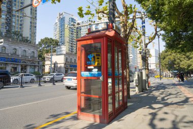Şangay, Çin. 8 Ocak 2025. Şehir merkezinde kaldırımda bir telefon kulübesi.