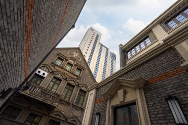 Şangay, Çin. 7 Ocak 2025. Şehir merkezindeki modern ve geleneksel binaların dış görünüşü.