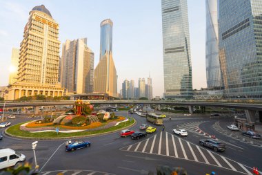 Şangay, Çin. 8 Ocak 2025. Şehir merkezinde yaya geçidi olan büyük bir kavşağın panoramik görüntüsü.