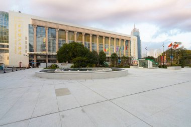 Şangay, Çin. 8 Ocak 2025. Şehir merkezindeki Şangay Uluslararası Kongre Merkezi 'nin dış görünüşü.