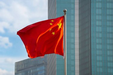 Şangay, Çin. 8 Ocak 2025. Gökyüzünde dalgalanan Çin bayrağının görüntüsü.