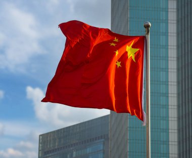 Şangay, Çin. 8 Ocak 2025. Gökyüzünde dalgalanan Çin bayrağının görüntüsü.