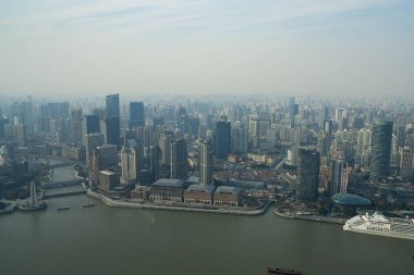 Şangay, Çin. 7 Ocak 2025. Huangpu Nehri 'nin doğu kulesinden panoramik hava görüntüsü.