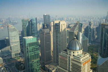 Şangay, Çin. 7 Ocak 2025. Huangpu Nehri 'nin doğu kulesinden panoramik hava görüntüsü.