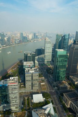 Şangay, Çin. 7 Ocak 2025. Huangpu Nehri 'nin doğu kulesinden panoramik hava görüntüsü.