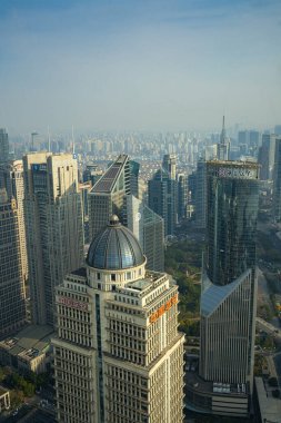 Şangay, Çin. 8 Ocak 2025. Şehrin gökdelenlerinin panoramik görüntüsü Doğu İnci Kulesi 'nden alındı.