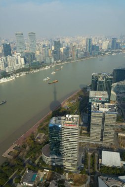 Şangay, Çin. 7 Ocak 2025. Huangpu Nehri 'nin doğu kulesinden panoramik hava görüntüsü.