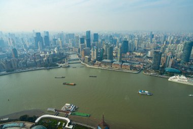 Şangay, Çin. 7 Ocak 2025. Huangpu Nehri 'nin doğu kulesinden panoramik hava görüntüsü.