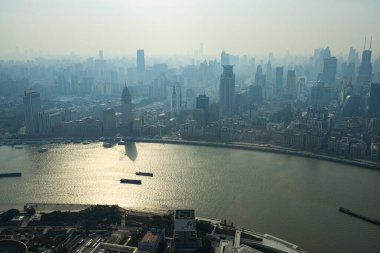 Şangay, Çin. 7 Ocak 2025. Huangpu Nehri 'nin doğu kulesinden panoramik hava görüntüsü.