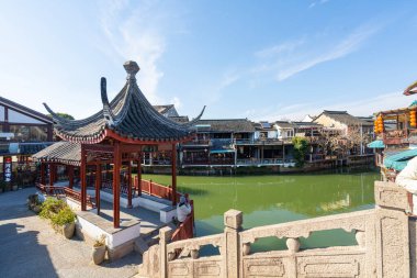 Şangay, Çin. 8 Ocak 2025. Köydeki karakteristik eski evler arasındaki kanalın panoramik görüntüsü.