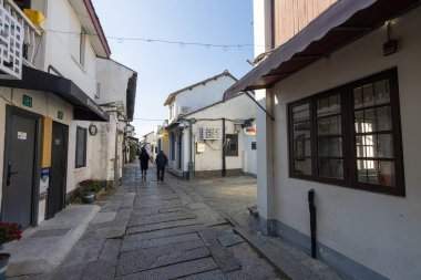 Şangay, Çin. 8 Ocak 2025. Köyün karakteristik antik evleri arasındaki dar geçitlerin manzarası.