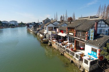 Şangay, Çin. 8 Ocak 2025. Köydeki karakteristik eski evler arasındaki kanalın panoramik görüntüsü.