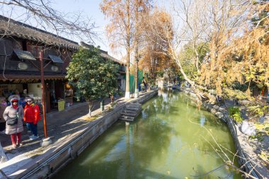 Şangay, Çin. 8 Ocak 2025. Köyün karakteristik eski evleri arasındaki kanalların panoramik görüntüsü.