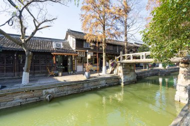 Şangay, Çin. 8 Ocak 2025. Köyün karakteristik eski evleri arasındaki kanalların panoramik görüntüsü.