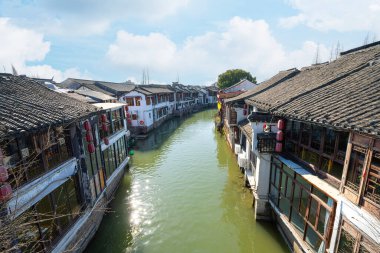Şangay, Çin. 8 Ocak 2025. Köyün karakteristik eski evleri arasındaki kanalların panoramik görüntüsü.