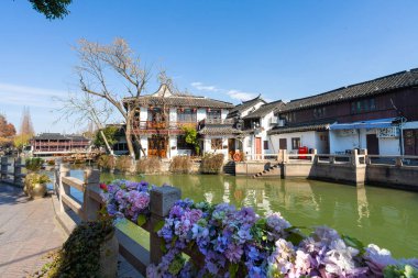 Şangay, Çin. 8 Ocak 2025. Köyün karakteristik eski evleri arasındaki kanalların panoramik görüntüsü.