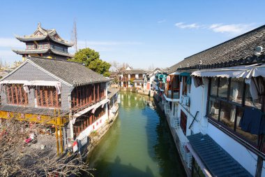 Şangay, Çin. 8 Ocak 2025. Köyün karakteristik eski evleri arasındaki kanalların panoramik görüntüsü.
