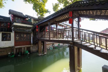 Şangay, Çin. 8 Ocak 2025. Köyün karakteristik eski evleri arasındaki kanalların panoramik görüntüsü.