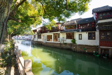 Şangay, Çin. 8 Ocak 2025. Köyün karakteristik eski evleri arasındaki kanalların panoramik görüntüsü.