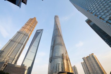 Şangay, Çin. 8 Ocak 2025. RShanghai, Çin. 8 Ocak 2025 'te Şangay Kulesi' nin panoramik manzarası şehrin Pudong bölgesindeki modern gökdelenlere ihanet etti.