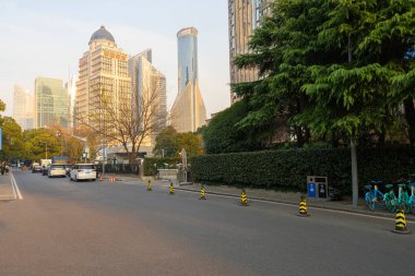 Şangay, Çin. 8 Ocak 2025. Şehir merkezindeki finans bölgesindeki geniş caddelerin manzarası.