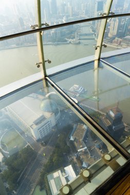 Şangay, Çin. 8 Ocak 2025. Şehir merkezindeki Doğu İnci Kulesi 'nin şeffaf panoramik geçidi.