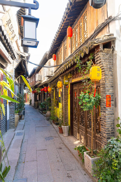 Шанхай, Китай. 8 января 2025 года. Вид узких переулков между характерными старинными домами села