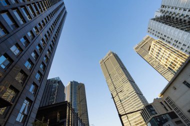 Şangay, Çin. 10 Ocak 2025. Şehir merkezindeki modern gökdelenlerin altında panoramik manzara