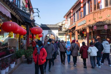 Şangay, Çin. 10 Ocak 2025. Qibao Antik Kentinde dar sokaklar boyunca dükkanlar ve restoranlar.
