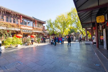 Şangay, Çin. 10 Ocak 2025. Qibao Antik Kentinde dar sokaklar boyunca dükkanlar ve restoranlar.