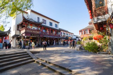 Şangay, Çin. 10 Ocak 2025. Qibao Antik Kentinde dar sokaklar boyunca dükkanlar ve restoranlar.