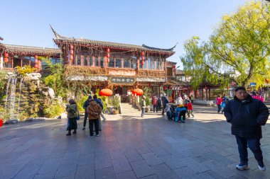 Şangay, Çin. 10 Ocak 2025. Qibao Antik Kentinde dar sokaklar boyunca dükkanlar ve restoranlar.