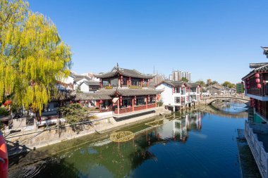 Şangay, Çin. 10 Ocak 2025. Qibao Antik Kasabası 'ndaki kanallar arasındaki karakteristik eski evler.