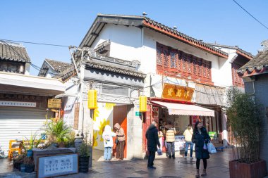 Şangay, Çin. 10 Ocak 2025. Qibao Antik Kentinde dar sokaklar boyunca dükkanlar ve restoranlar.